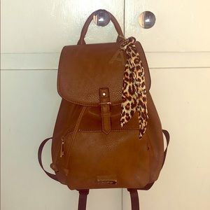 This is a gorgeous faux leather backpack